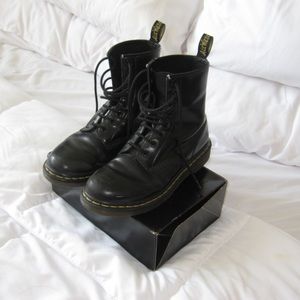dr. martens 1460 smooth leather lace up boots!!